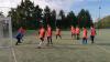 Žáci hrají futsal.