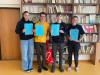 Školní kolo konverzační soutěže v německém jazyce -  starší žáci přebírají diplomy.