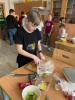 S přicházejícím jarem si páťáci z déčka jako společnou akci vybrali společné vaření v naší školní kuchyňce - příprava.